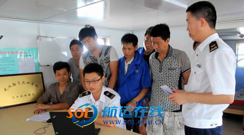 武汉阳逻海事部门汛期送安全知识到船头 - 航运
